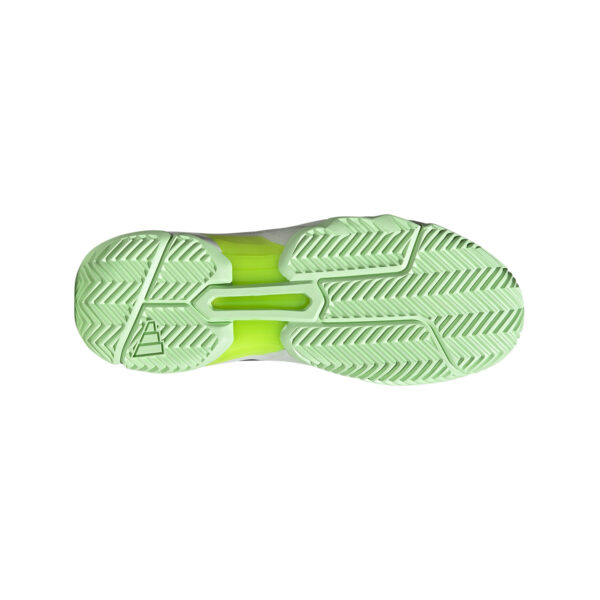 Las zapatillas de tenis para hombre adidas CourtJam Control son polivalentes y te permitirán dominar y controlar el juego gracias a la buena combinación de comodidad, estabilidad y amortiguación. La suela es apta para jugar en todas las superficies.